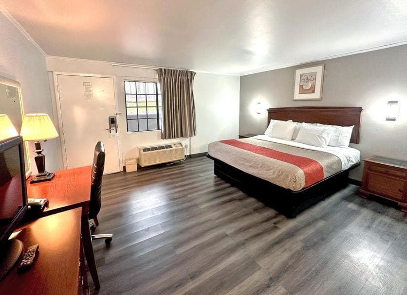 Red Carpet Inn - Stamford