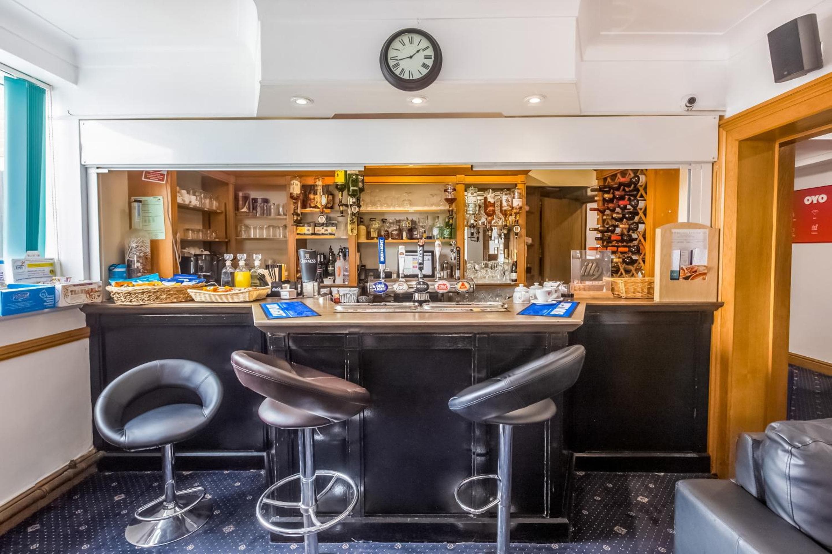 OYO Stade Court Hotel