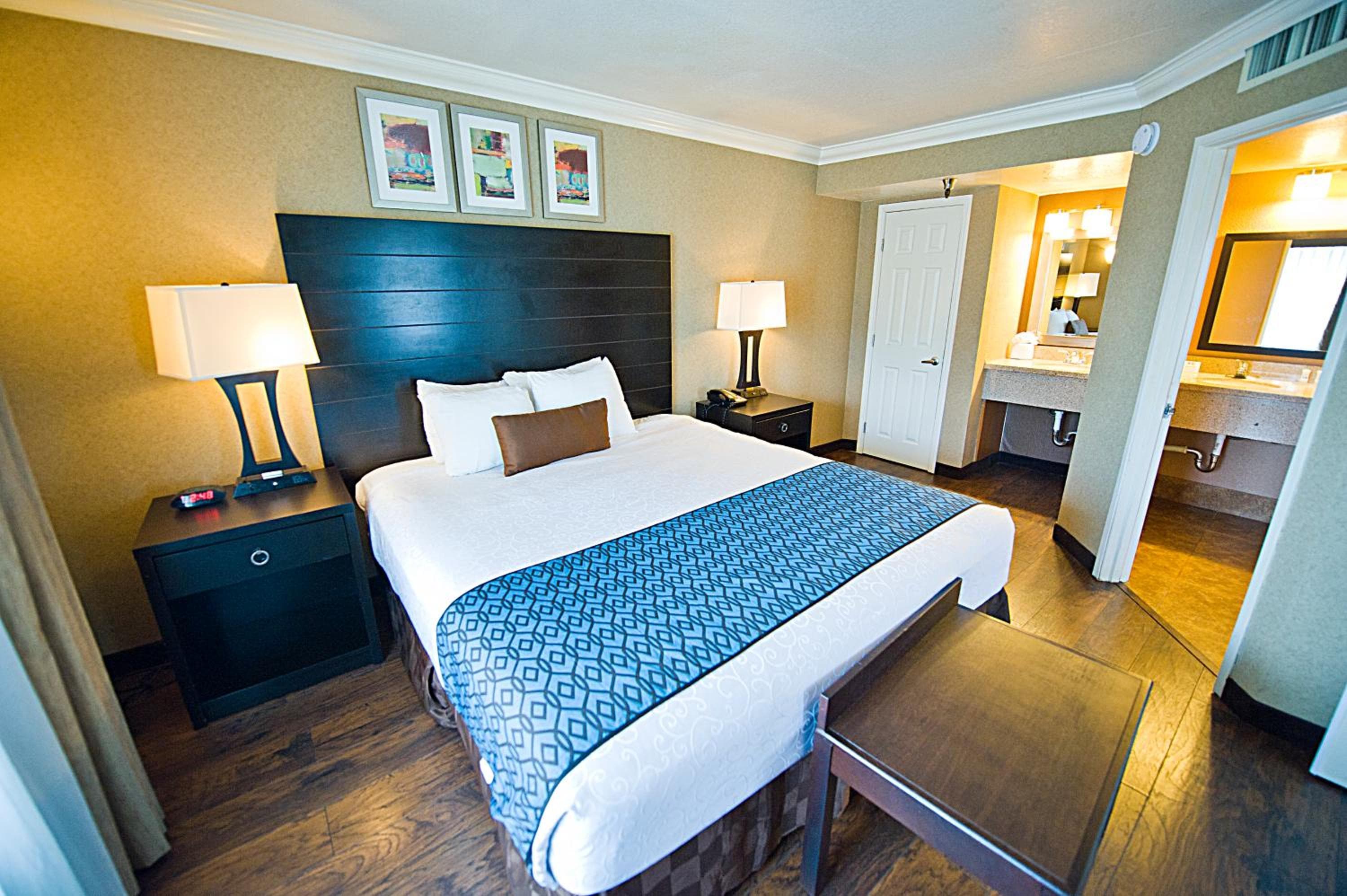 Hotel d’Lins Ontario Airport