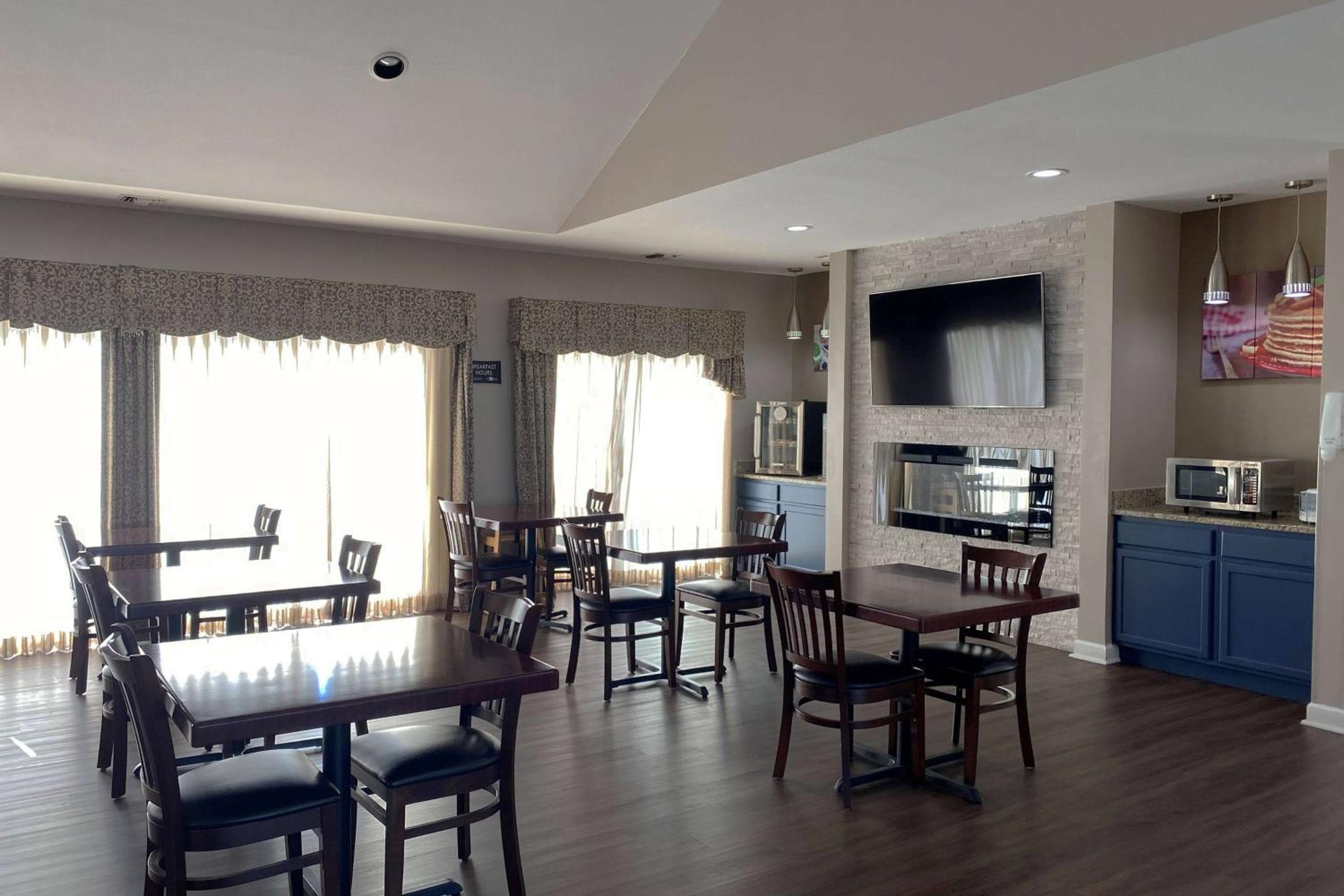 AmericInn by Wyndham Fort Atkinson