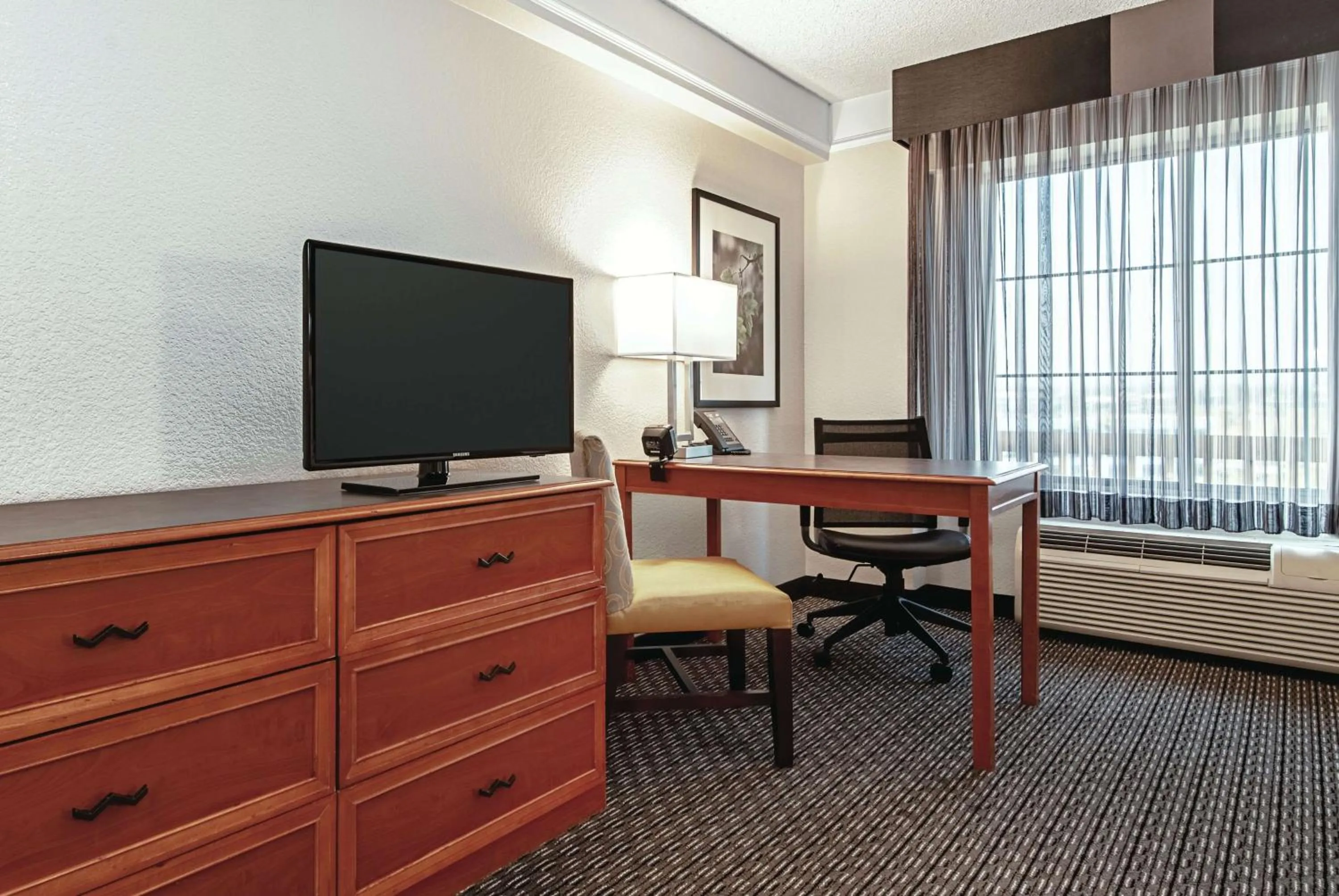 La Quinta Inn & Suites by Wyndham Ontario Airport