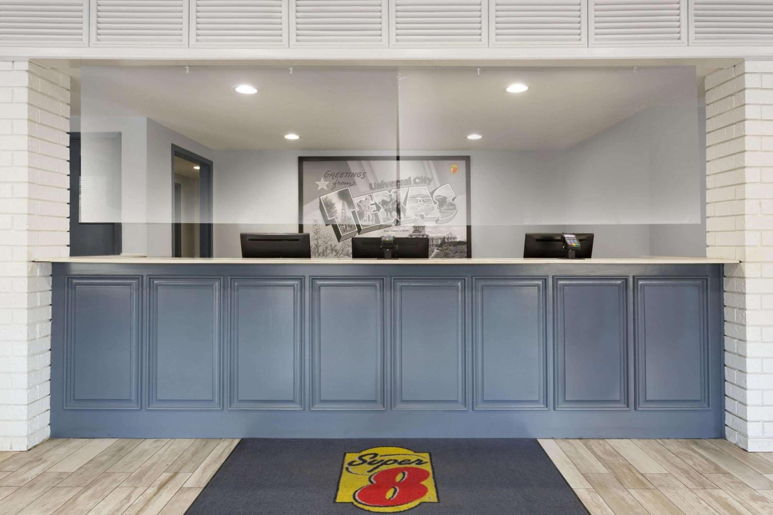 Super 8 by Wyndham Universal City